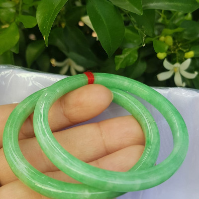️Cặp vòng tay đá ngọc cẩm thạch bản vuông V Đậu 50mm Size vòng 50mm x dầy 5mm x bản mỏng cao 5mm màu xanh lá ngọc đậu đều bóng đẹp Nữ Mệnh Mộc Hoả Thủy 49kg - 53kg đeo ạ