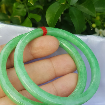 ️Cặp vòng tay đá ngọc cẩm thạch bản vuông V Đậu 50mm Size vòng 50mm x dầy 5mm x bản mỏng cao 5mm màu xanh lá ngọc đậu đều bóng đẹp Nữ Mệnh Mộc Hoả Thủy 49kg - 53kg đeo ạ