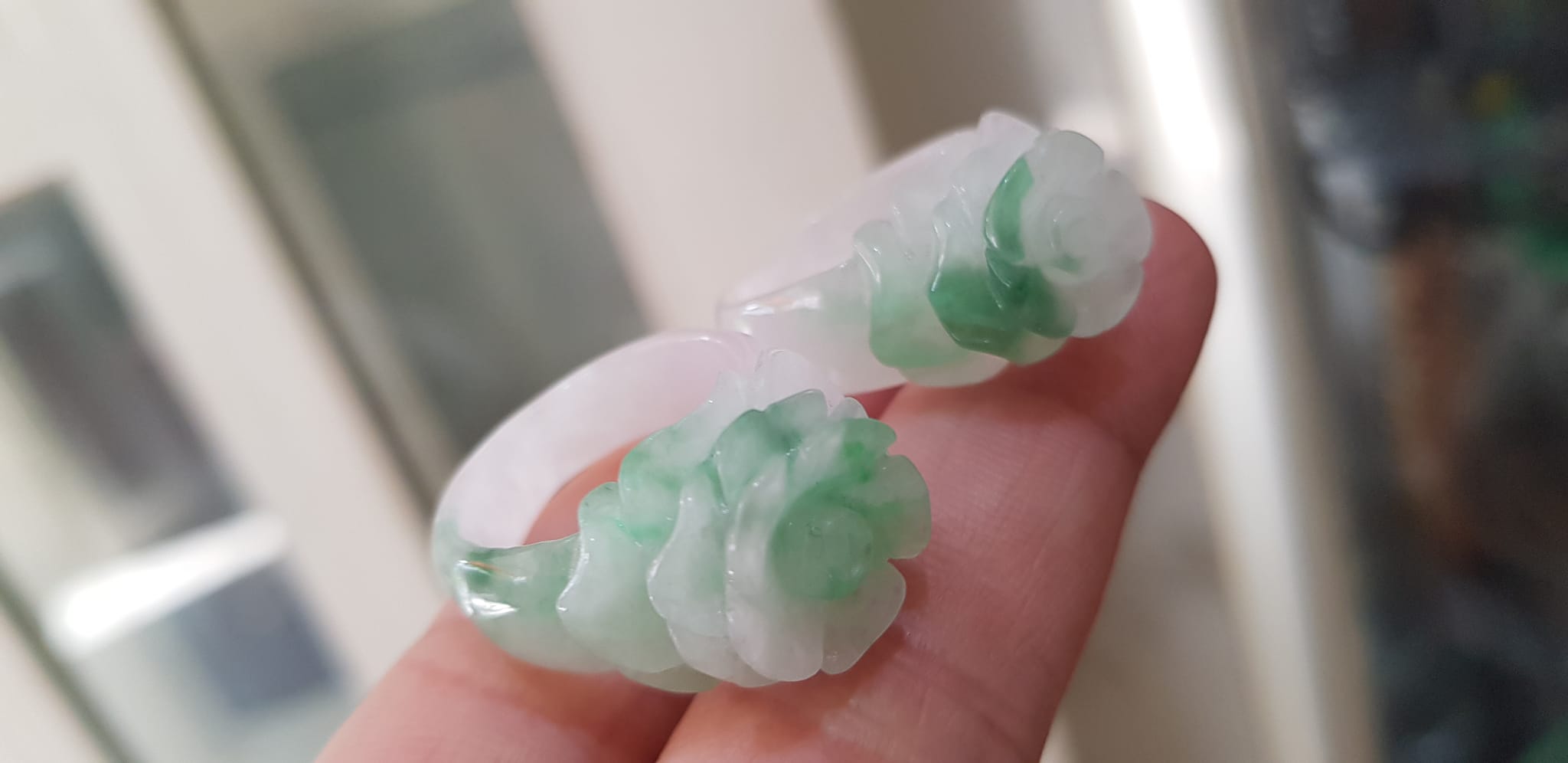 Nhẫn Nữ mới chạm Bông Hồng Nổi màu Trắng Xanh nhẹ rất đẹp đá cẩm thạch tự nhiên Ni 18mm đeo tay xinh lắm ạ