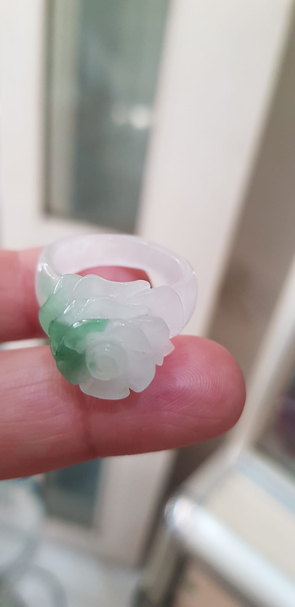 Nhẫn Nữ mới chạm Bông Hồng Nổi màu Trắng Xanh nhẹ rất đẹp đá cẩm thạch tự nhiên Ni 18mm đeo tay xinh lắm ạ
