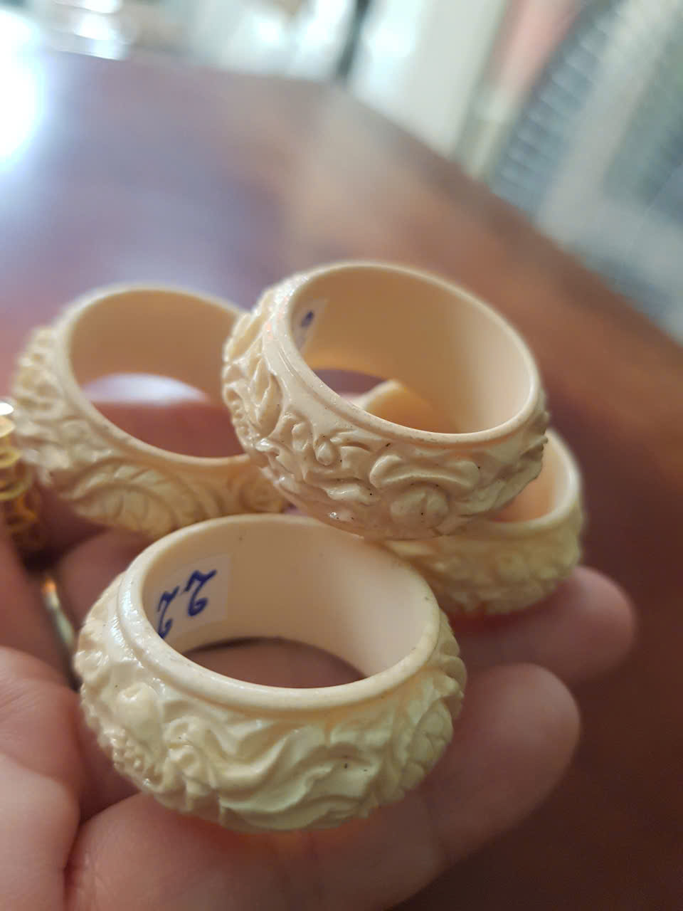 Nhẫn Nam Giả Ngà hay Xương Mỹ Nghệ Chạm Rồng Nổi Lượn Bản tròn Ni 22mm Cao 13mm Dầy 5mm màu trắng Dành Cho Các Anh Nam đeo nhẫn ngón tay cái hay bất kỳ ngón tay nào ni lọt vừa tay là 22mm rẻ vẫn đẹp như thường ạ