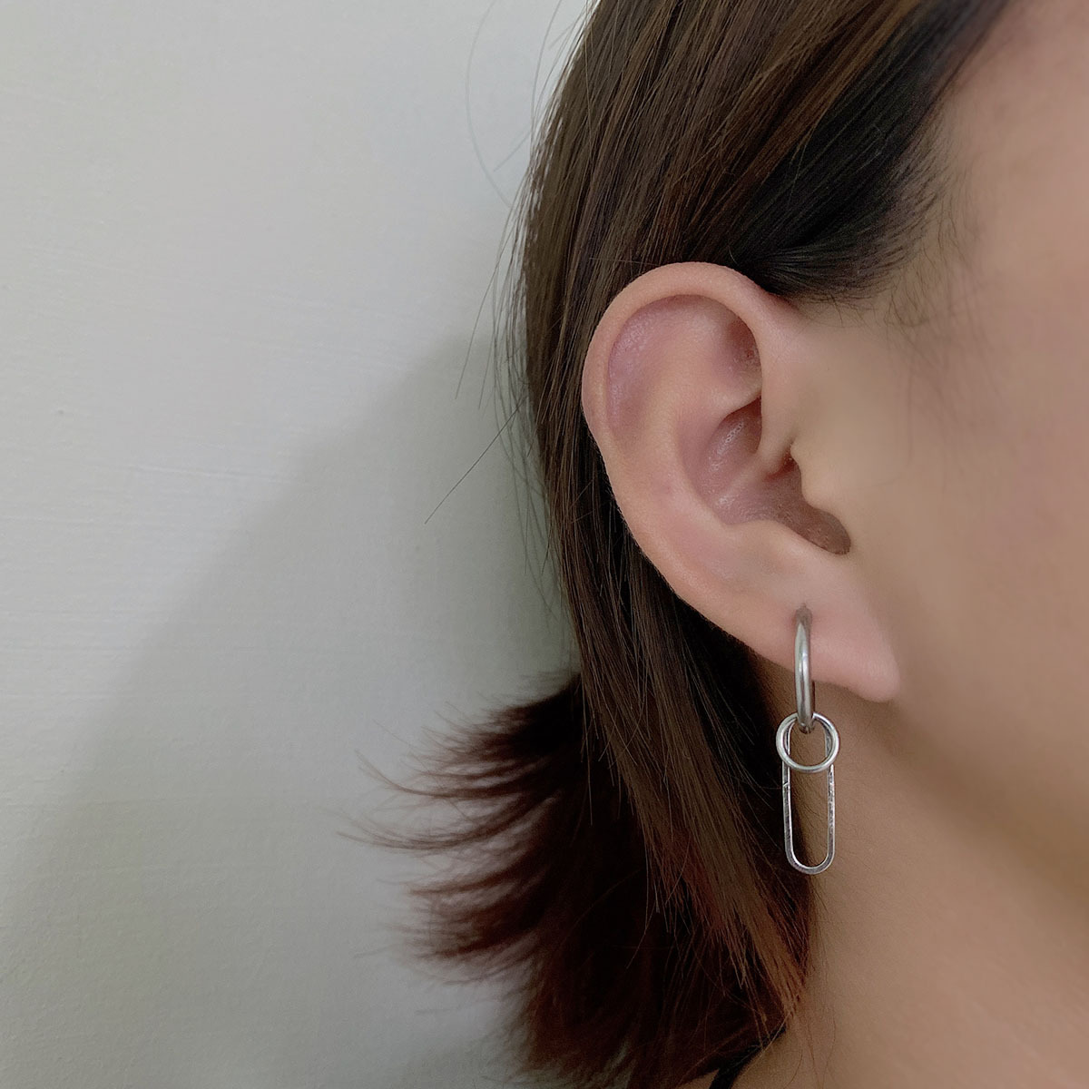 Đôi bông tai xích con nhộn lạ mắt