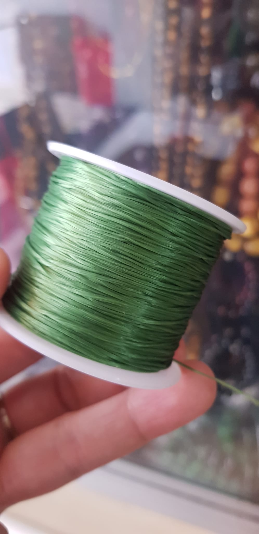 Cuộn Dây Thun CO GIÃN màu Xanh Lá xỏ vòng hạt chuỗi Dây này là dây thun chuyên xỏ vòng chuỗi màu Xanh Lá, có đủ màu .. Anh Chị đang đeo chuỗi muốn thay dây khác cho vòng thì đặt cuộn Thun chỉ này nhé