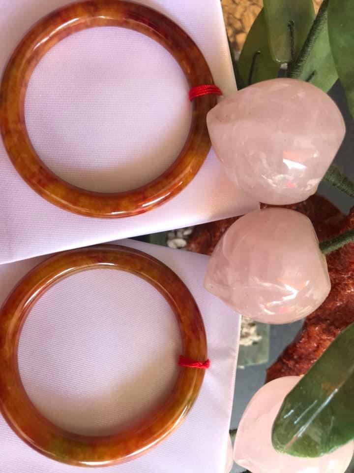 CHIẾC VÒNG TAY ĐÁ CẨM THẠCH TỨ QUÝ SIZE 49MM MỚI MÀU CAM BÔNG VÀNG ĐỎ CHANH ĐẬM BÓNG ĐẸP XINH LẠ LẮM NỮ MỆNH THỔ HOẢ KIM 45kg đến 52kg Đeo ạ