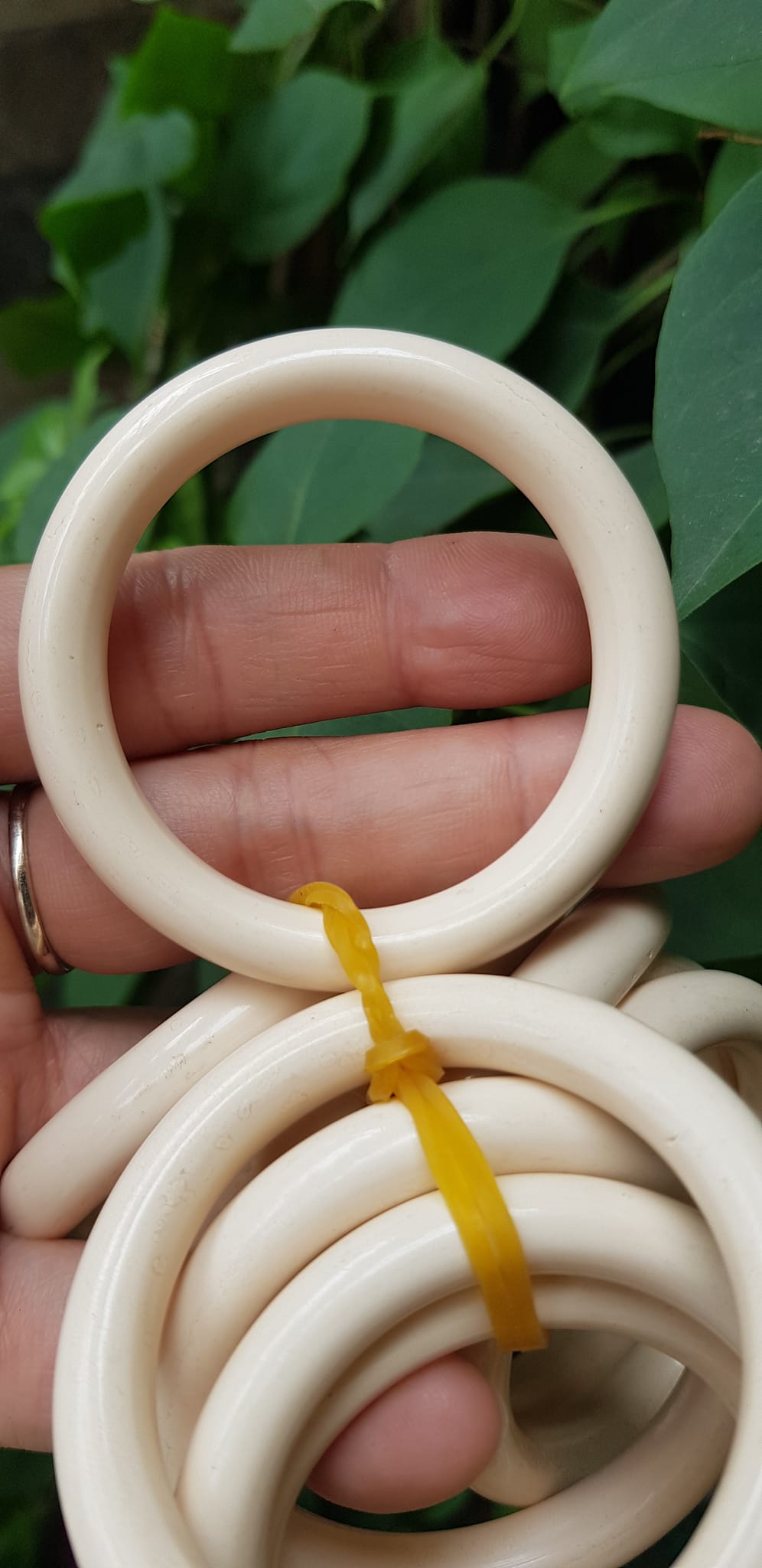 Vòng Đeo Tay Cho Bé Trai Gái đeo từ 1 tuổi -dưới 4 tuổi Màu Trắng Giả Ngà Hay Gọi Xương Mỹ Nghệ tròn đẹp Vòng cho em bé đeo Ni 39mm x cọng 7mm shop giao bất kỳ đồng giá rẻ mà đẹp xinh tay ạ