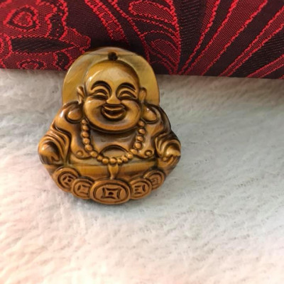 MẶT DÂY CHUYỀN PHẬT DI LẶC VUI ĐẦY TIỀN ĐÁ MẮT HỔ TỰ NHIÊN VÀNG NÂU SIZE CAO 37MM X NGANG 34MM X SÂU 7MM HỢP MỆNH KIM THỔ THỦY