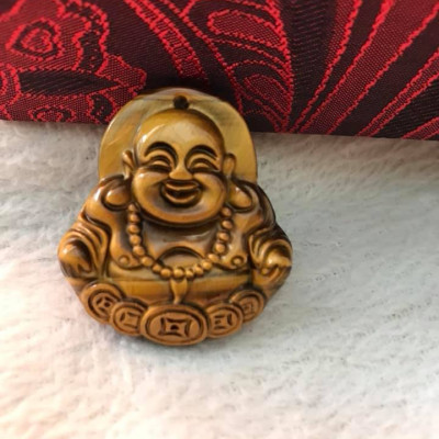 MẶT DÂY CHUYỀN PHẬT DI LẶC VUI ĐẦY TIỀN ĐÁ MẮT HỔ TỰ NHIÊN VÀNG NÂU SIZE CAO 37MM X NGANG 34MM X SÂU 7MM HỢP MỆNH KIM THỔ THỦY