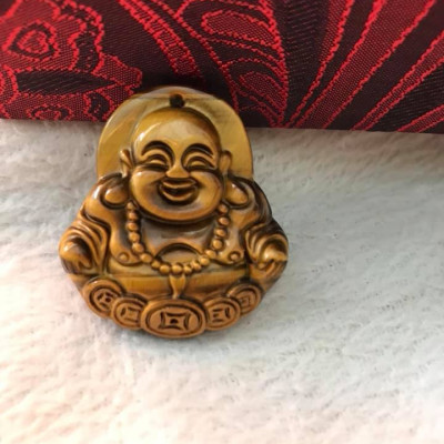 MẶT DÂY CHUYỀN PHẬT DI LẶC VUI ĐẦY TIỀN ĐÁ MẮT HỔ TỰ NHIÊN VÀNG NÂU SIZE CAO 37MM X NGANG 34MM X SÂU 7MM HỢP MỆNH KIM THỔ THỦY