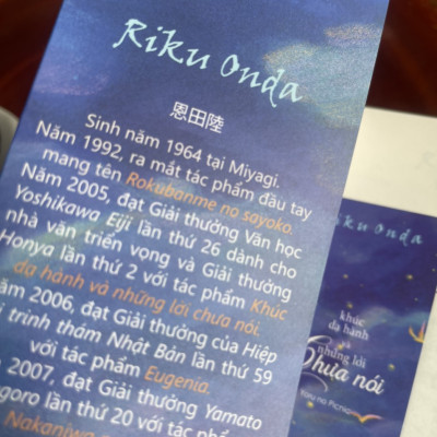 (Giải thưởng Văn học Yoshikawa Eiji lần thứ 26 dành cho nhà văn triển vọng và Giải thưởng Honya lần thứ 2) KHÚC DẠ HÀNH VÀ NHỮNG LỜI CHƯA NÓI – Riku Onda – Touno Shi & Rei dịch – Huy Hoang Books phát hành - NXB Phụ Nữ Việt Nam (Bìa mềm)