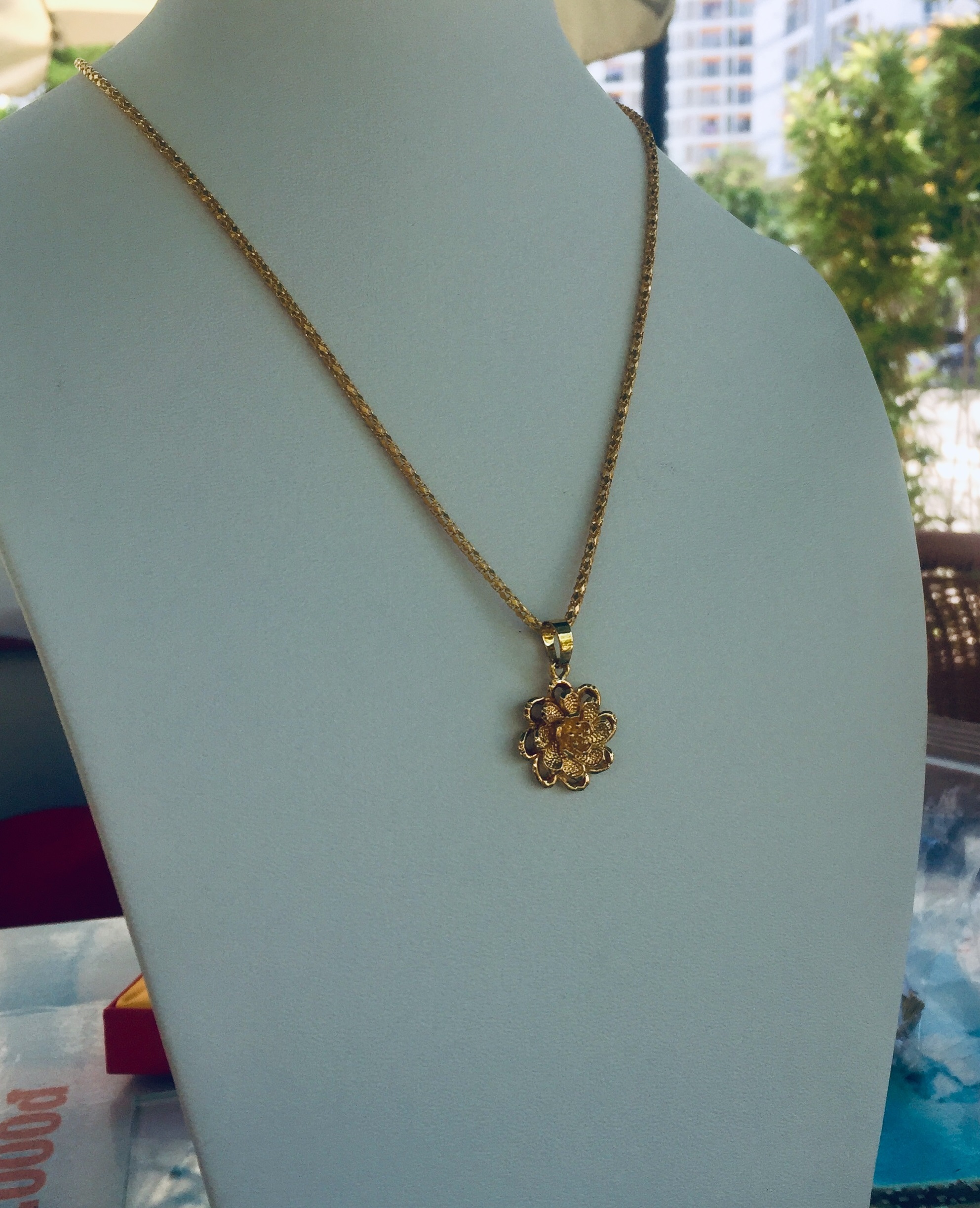 Set Mặt Dây Chuyền Mạ Vàng 18K Đúc Hình Hoa Mai 4 Tầng, Kèm dây chuyền Mạ vàng 18K và hộp đựng trang sức.