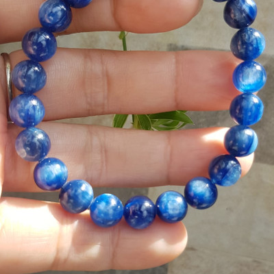 Vòng tay nữ đá kyanite tự nhiên hay đá Sapphire nước xanh dương Đậm bóng đẹp 8mm đẹp sang tốt sức khỏe , mang lại may mắn, tài lộc nữ mệnh Thủy mệnh Mộc đeo ạ