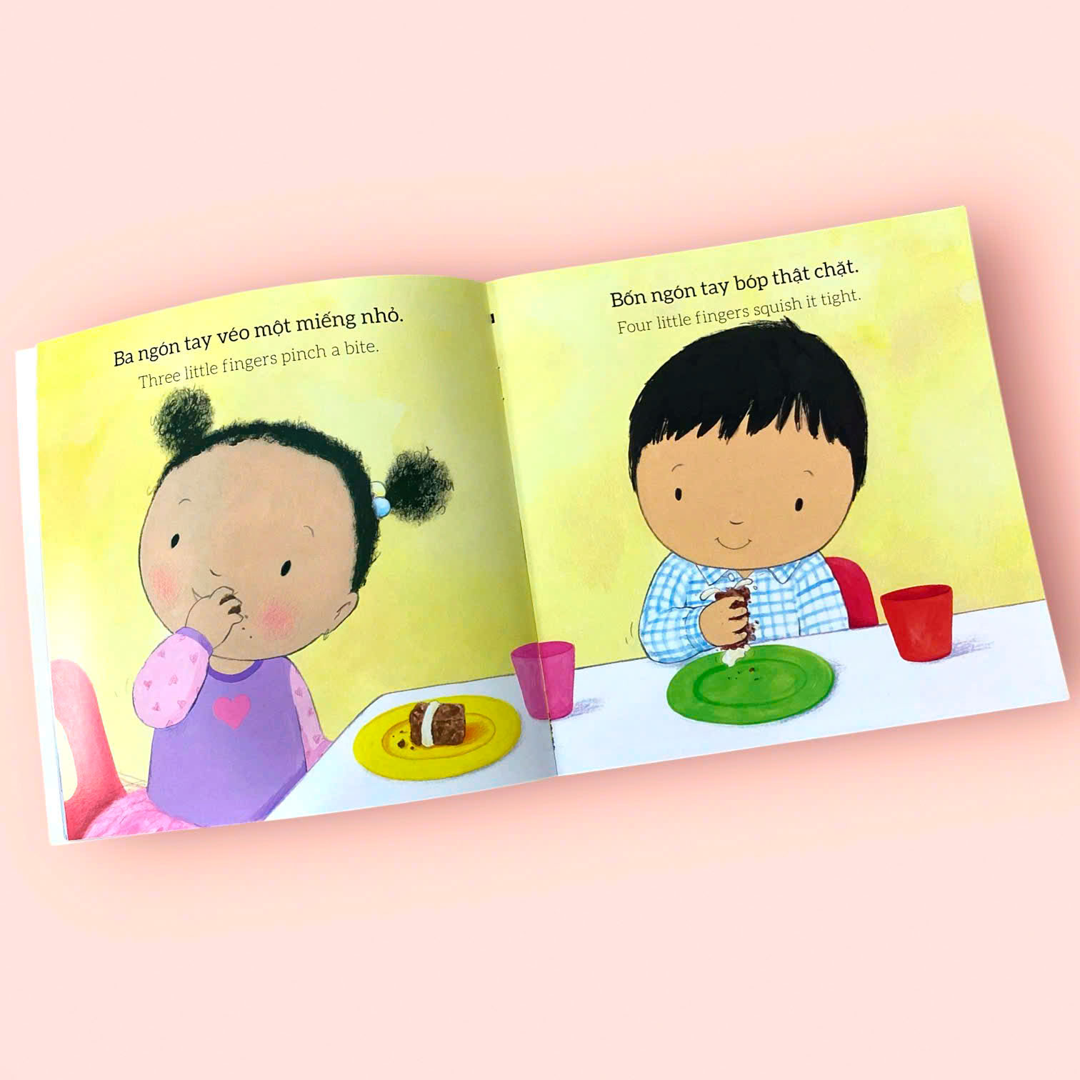 Sách cho bé - Mười ngón tay xinh - Đôi bàn tay nhỏ - Sách tranh, song ngữ - Dành cho trẻ 0-3 tuổi