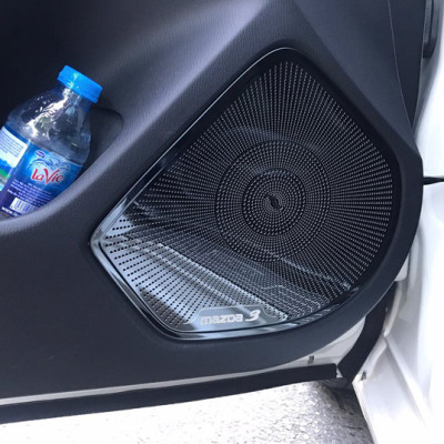 Ốp trang trí, bảo vệ màng loa dành cho xe Mazda 3 2018-2019 vân phay xước