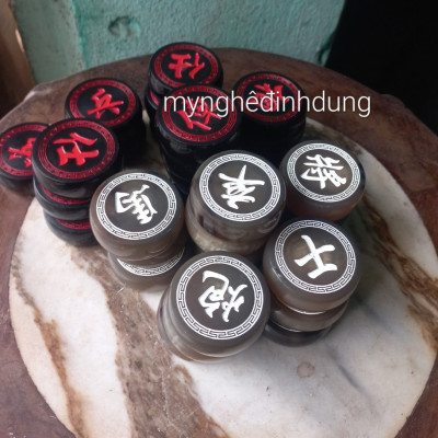 BỘ QUẦN CỜ TƯỚNG BẰNG SỪNG TRẮNG ĐEN CAO CẤP KT 4.0×1.2CM