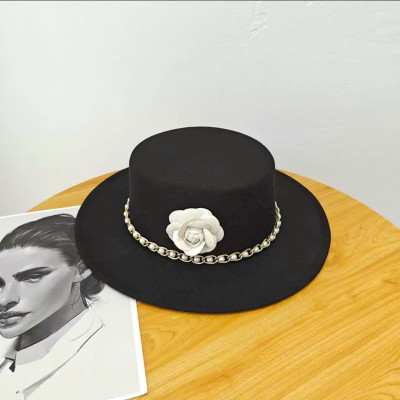 Nón mũ nỉ fedora: Thiết kế vành bằng phối hạt đai xích gắn hoa, tạo nên vẻ ngoài trắng nhã. Chất liệu nỉ mềm mại, mang lại cảm giác thoải mái khi sử dụng. Kiểu dáng nón fedora hợp thời trang, phù hợp với nhiều phong cách thời trang Dona25090905
