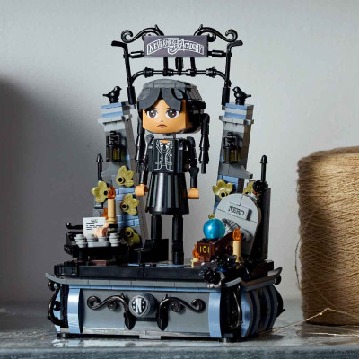 LEGO WEDNESDAY 76780 Đồ Chơi Lắp Ráp Nhân Vật Wednesday Addams (702 chi tiết)