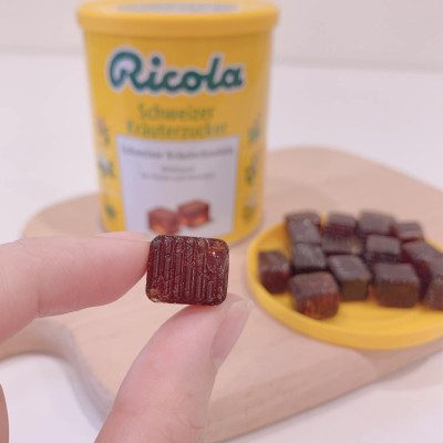 Hỗ trợ giảm đau họng Ricola Shweizer Krauterzucker chứa 13 loại thảo mộc đem đến cảm giác dịu nhẹ cổ họng và thơm mát (dạng kẹo) - OZ Slim Store