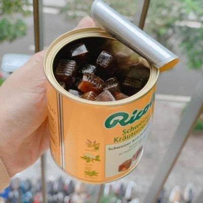 Hỗ trợ giảm đau họng Ricola Shweizer Krauterzucker chứa 13 loại thảo mộc đem đến cảm giác dịu nhẹ cổ họng và thơm mát (dạng kẹo) - OZ Slim Store