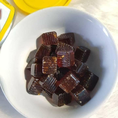Hỗ trợ giảm đau họng Ricola Shweizer Krauterzucker chứa 13 loại thảo mộc đem đến cảm giác dịu nhẹ cổ họng và thơm mát (dạng kẹo) - OZ Slim Store